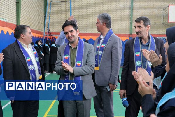 بهارستان دو صحنه همفکری، همدلی و همکاری پیشتازان در همایش یاوران انقلاب