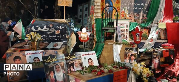 تجمع شهروندان در چهلم کودکان میناب کنار دیوارنگاره میدان انقلاب