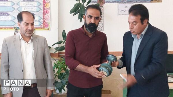 پاسداشت مقام معلم و تجلیل از تلاشگران عرصه تعلیم و تربیت در منطقه سردرود