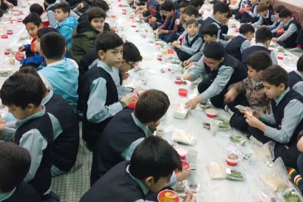 سفره افطار در دبستان شاهد بهنام محمدی ناحیه 2 کرج 