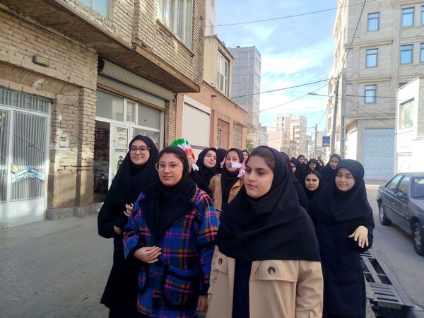 حضور پرشور دانش‌آموزان دبیرستان هیئت امنایی معراج اردبیل در راهپیمایی روز ۱۳ آبان ماه