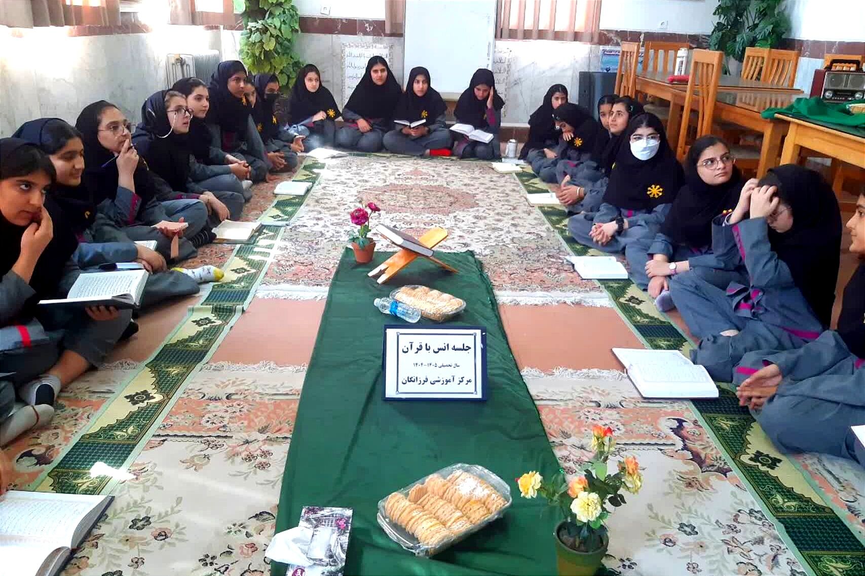جلسه انس با قرآن و گفتمان دینی در دبیرستان فرزانگان قائمشهر