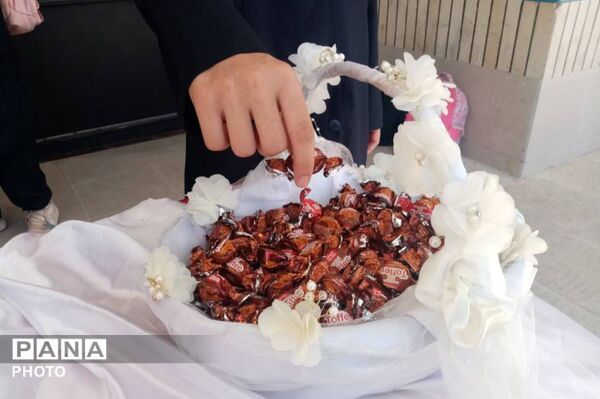 جشن عاطفه‌ها در دبیرستان دخترانه خوارزمی؛ مهربانی دانش‌آموزان در قاب همدلی