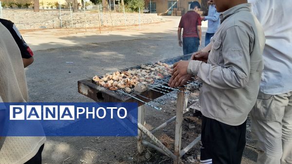 خودکفایی در آشپزی؛ دانش‌آموزان جوجه را از زغال تا سفره رساندند