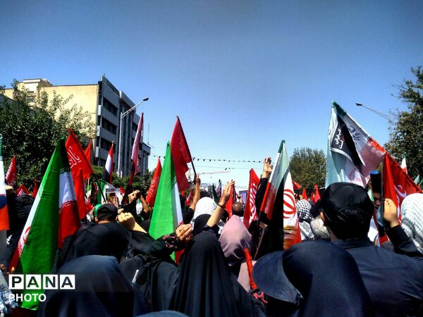 حضور دانش‌آموزان مدارس صدرای ولایت و شاهد فرقانی بناب در تشییع رهبر شهید