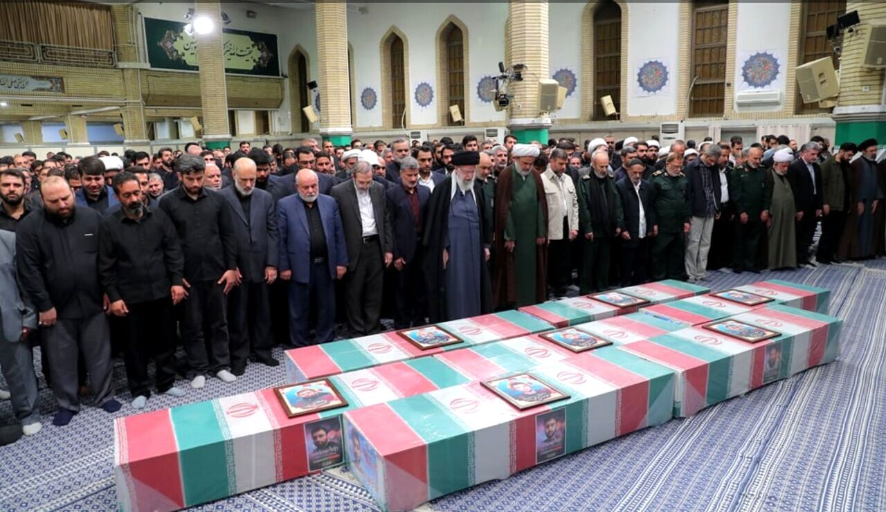 رهبر انقلاب بر پیکر هفت شهید راه قدس نماز اقامه کردند