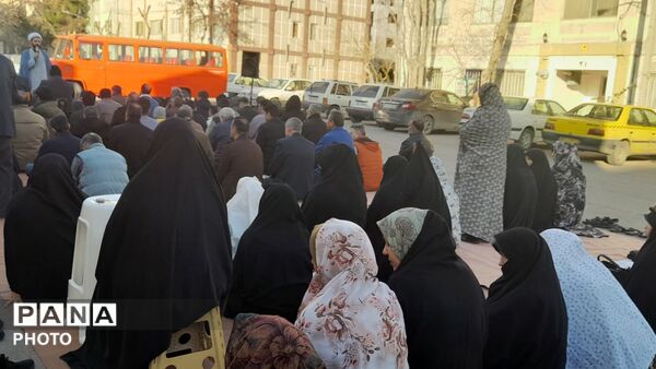  اقامه نماز باشکوه عید فطر در مسجد قائم‌المهدی جاهدشهر