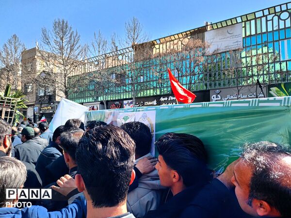 شهید وطن بر روی دستان مردم شهید پرور تشیع شد