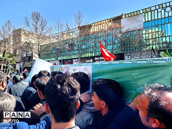 شهید وطن بر روی دستان مردم شهید پرور تشیع شد