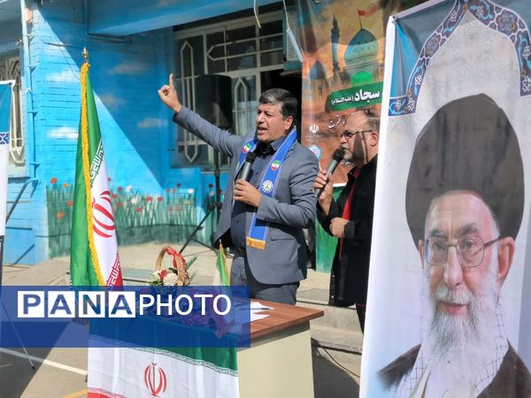 رونمایی از کتاب «روحانی که روحانی نیست» در دبیرستان باقریه