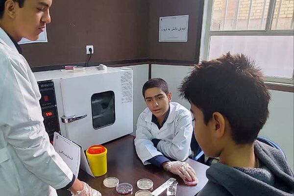 نمایشگاه آزمایشگاهی در دبیرستان استعدادهای درخشان شهید بهشتی رودهن 