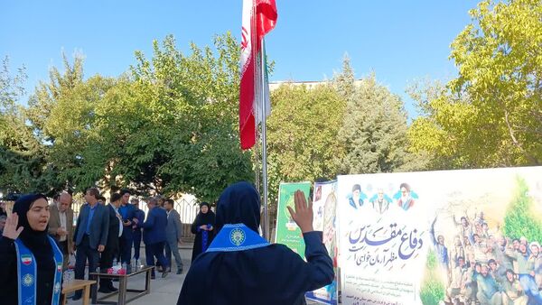 نواختن زنگ استانی مهر، ایثار و مقاومت در مدرسه نمونه دولتی ۹ دی به مناسبت آغاز سال تحصیلی و هفته دفاع مقدس