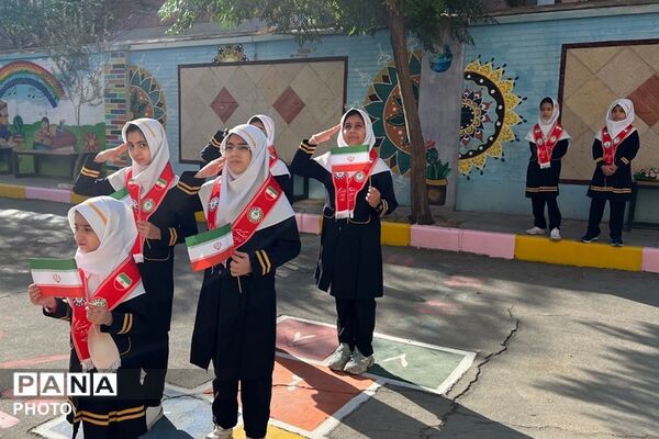 نواخته شدن زنگ شکوفه ها در دبستان طواف و معماریان ناحیه دو شهرری 