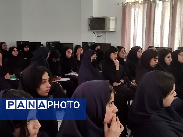 مشاوره کنکور برای دوازدهمی‌های زهرای مرضیه (س) با حضور مشاور کشوری