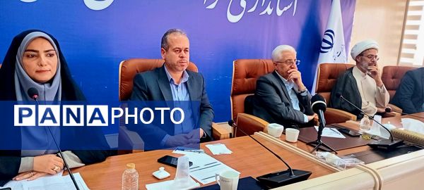 نشست بین نسلی دانش‌آموزان دختر منتخب با حضور مشاور وزیر و استاندار 