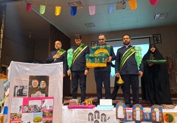 پرچم‌گردانی حرم مطهر امام رضا(ع ) در دبستان شهید قضاوی ناحیه ۴ اصفهان