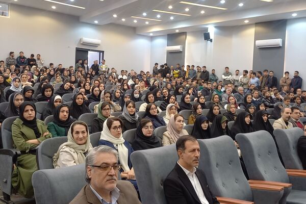 تقدیر از رتبه‌های برتر کنکور در اداره آموزش‌و‌پرورش شهرستان اسلامشهر 
