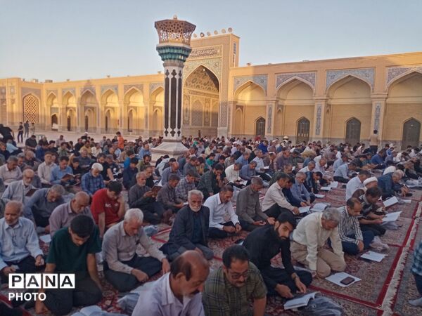 قرائت دعای عرفه در زیارتگاه شهید آیت الله مدرس