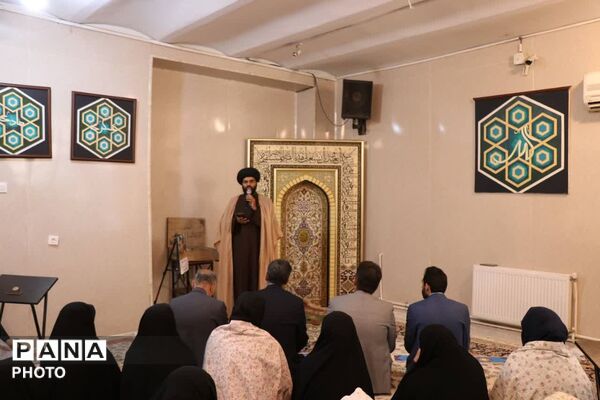 اقامه نخستین نماز مهرماه در هنرستان آل‌یاسین
