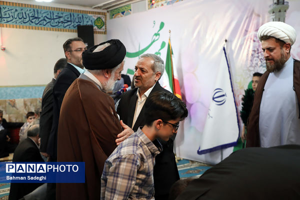 اقامه اذان و نماز با شعار «مِهر با مُهر» با حضور وزیر آموزش و پرورش