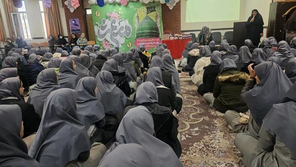 درخشش دانش‌آموزان در جشن مبعث دبیرستان محبوبه دانش