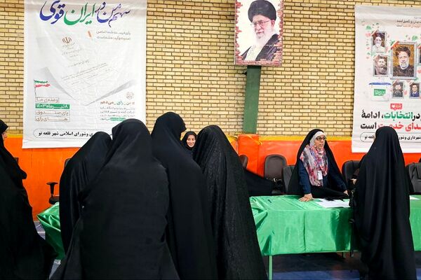 حضور مسئولان کشوری و استانی در کنار آحاد مردم شهیدپرور ناحیه 2 شهرری پای صندوق‌های رای 