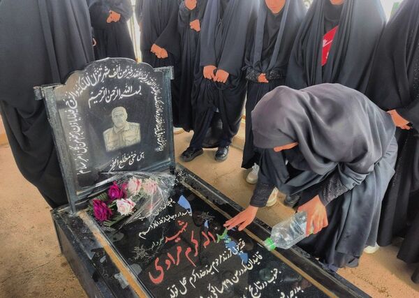 غبار‌روبی مزار شهدا در آستان مقدس امام زاده جعفر (ع) منطقه میانکوه 