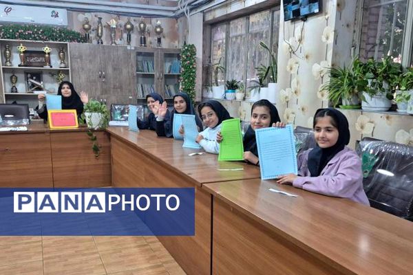 اولین جلسه شورای دانش‌آموزی با همراهی مدیر مدرسه هدی۱ 