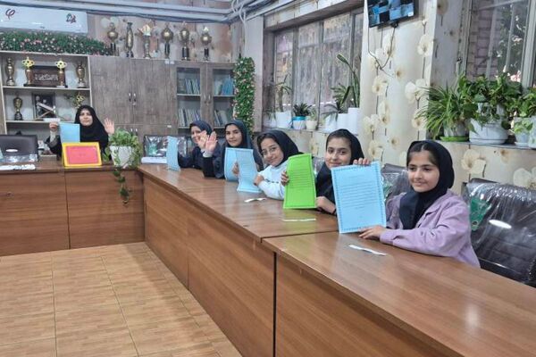 اولین جلسه شورای دانش‌آموزی با همراهی مدیر مدرسه هدی۱ 