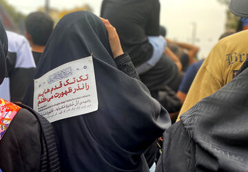 بغض در گلو و حسرت در قلب، همچنان زمزمه عشق حسین بر لب دارند