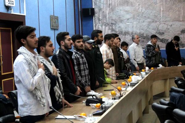 دیدار جمعی از دانش‌آموزان زنجانی با فرمانده سپاه انصارالمهدی 
