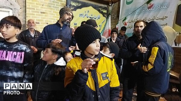 گذری بر فعالیت چایخانه فاطمه الزهرای نیشابور در مراسم چهلم رهبر شهید و شهدای میناب