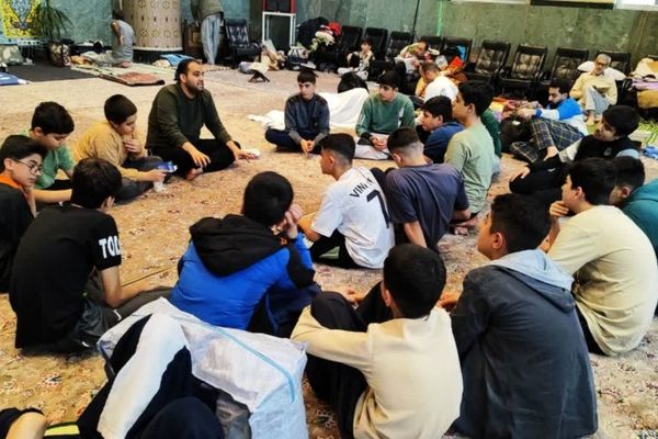 استقبال پرشور دانش‌آموزان شهریاری از آیین معنوی اعتکاف
