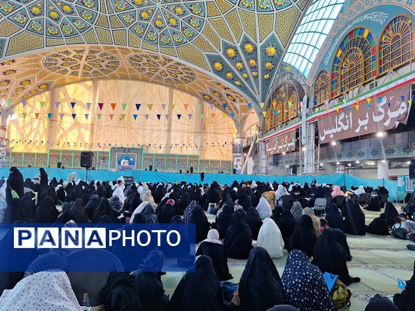 حضور پرشور دانش‌آموزان عضو سازمان دانش‌آموزی در نمازجمعه اصفهان