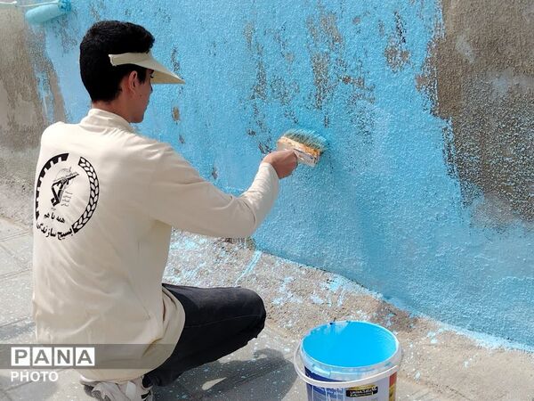 رنگ‌آمیزی و بهسازی مدارس توسط جهادگران بسیج دانش‌آموزی