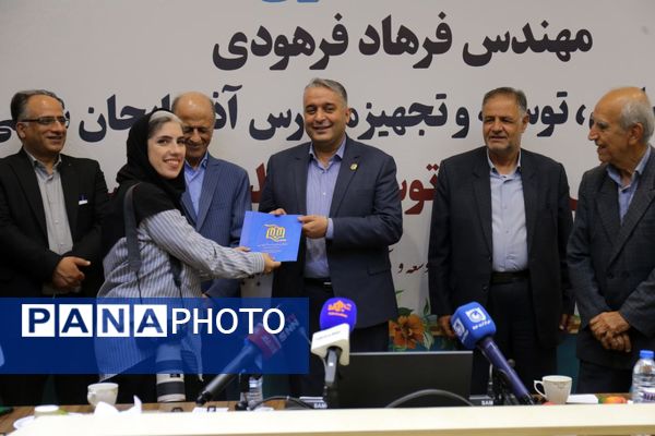 نشست خبری مدیرکل نوسازی، توسعه و تجهیز مدارس آذربایجان شرقی