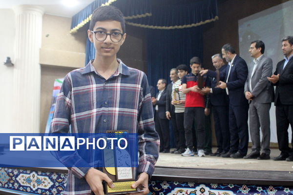 تجلیل از برگزیدگان دبیرستان شهید بهشتی شهرستان بوشهر (2)