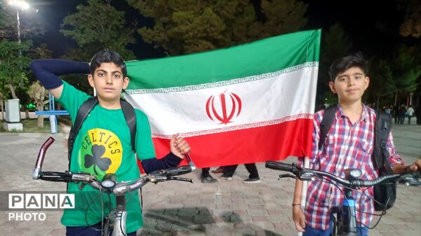 حضور  نوجوانان علم به دست در میدان خیابان کاشمر