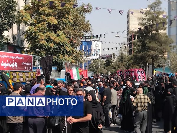 پیاده‌روی جاماندگان اربعین حسینی از مصلی تا میدان شهدای کرج