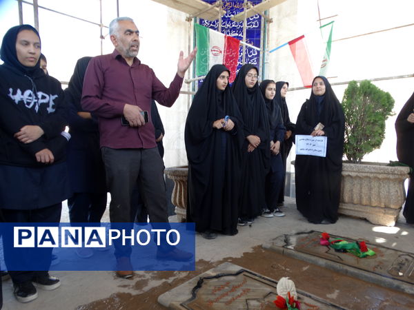 بازدید دانش‌آموزان از موزه دفاع مقدس شهرکرد