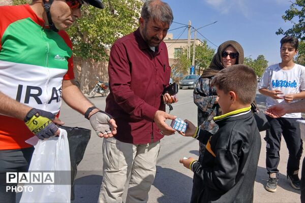 رکاب‌زنی دوچرخه سواران همزمان با گرامیداشت هفته نیروی انتظامی و روز جهانی کودک