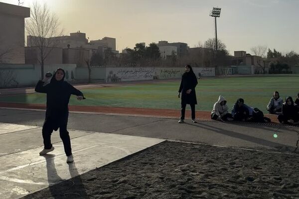 المپیاد ورزشی درون مدرسه‌ای به مناسبت گرامیداشت دهه فجر در آموزشگاه آرمینه مصلی نژاد شهرری