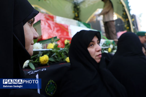 تشییع پیکرهای ۱۰۰ شهید گمنام از مقابل دانشگاه تهران