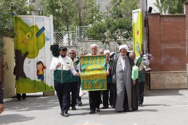 پرچم گردانی آستان قدس رضوی در مدارس منطقه پردیس به مناسبت دهه کرامت