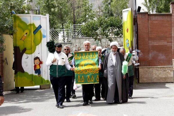پرچم گردانی آستان قدس رضوی در مدارس منطقه پردیس به مناسبت دهه کرامت