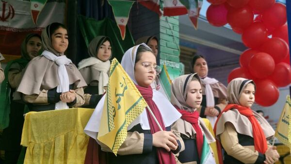 سالروز پیروزی انقلاب اسلامی در دبستان حافظ یک