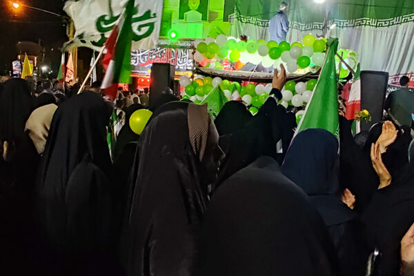 حماسه حضور مردم در جشن میلاد امام مهربانی ها