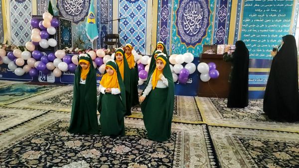 دکلمه‌خوانی دانش‌آموزان در مقابل مادران شهرستان قدس به‌مناسبت روز مادر