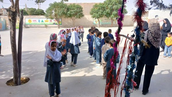  جشن‌ شکوفه‌ها‌ در‌ دبستان‌ شهید‌ دیالمه‌