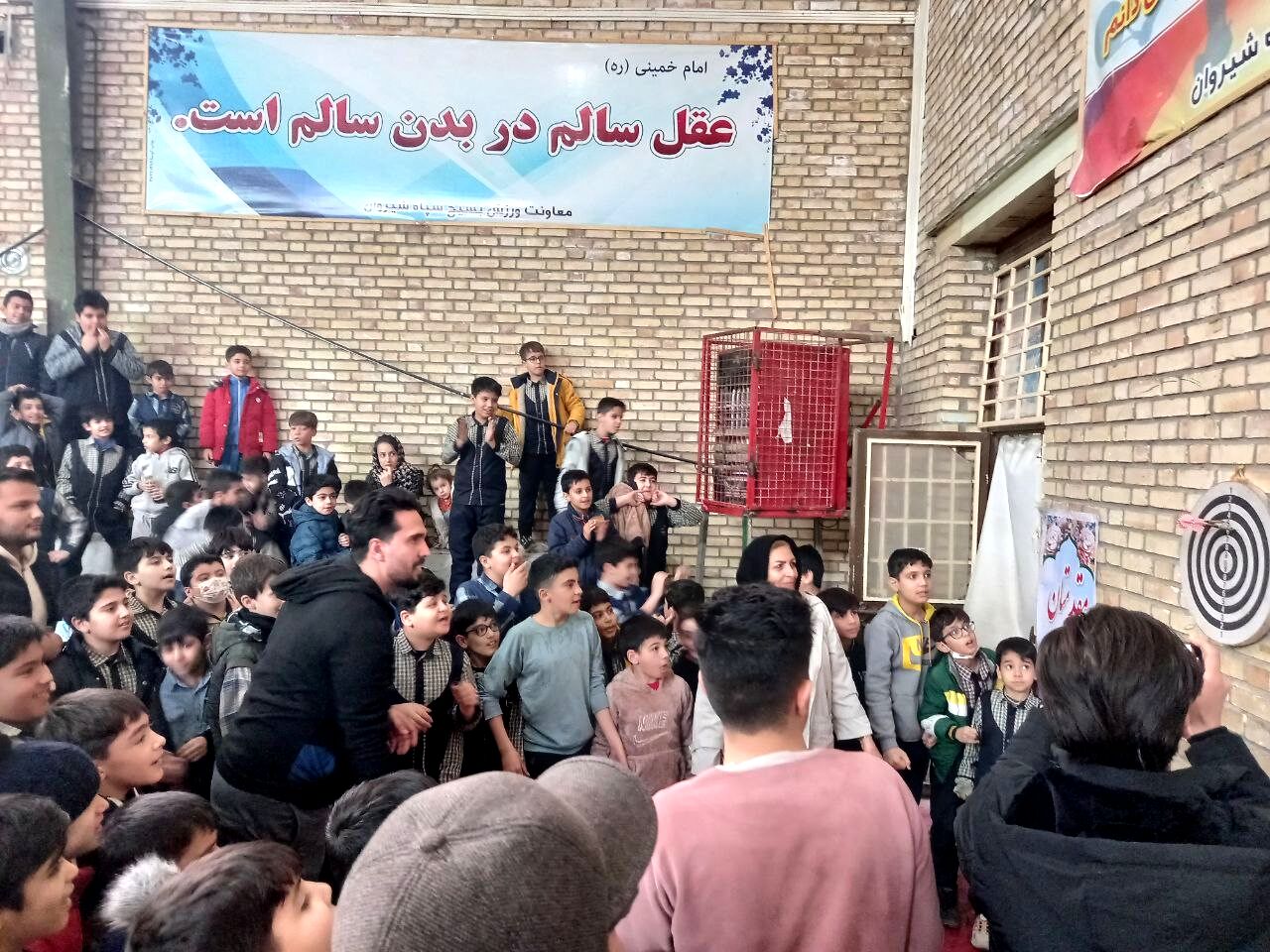 مسابقات دارت در دبستان پسرانه غدیر شهرستان شیروان